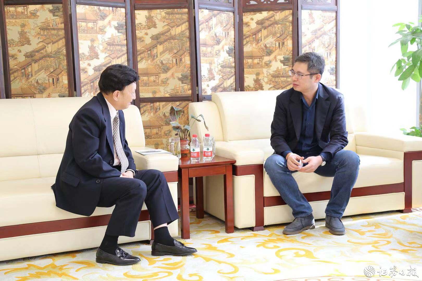 杭州江干區(qū)投資促進局副局長項波（右）與美中貿(mào)易發(fā)展協(xié)會總裁、執(zhí)行長姚應文博士（左）交流探討.jpg