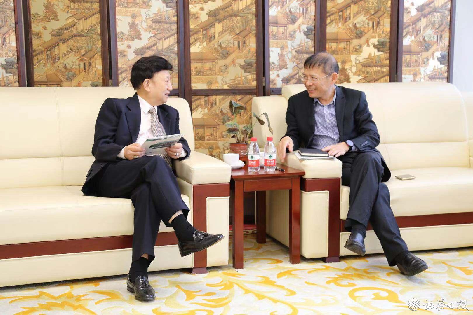 華僑國際樓宇黨委書記、總裁孔村光（右）與美中貿(mào)易發(fā)展協(xié)會總裁、執(zhí)行長姚應文博士（左）進行商務洽談.jpg