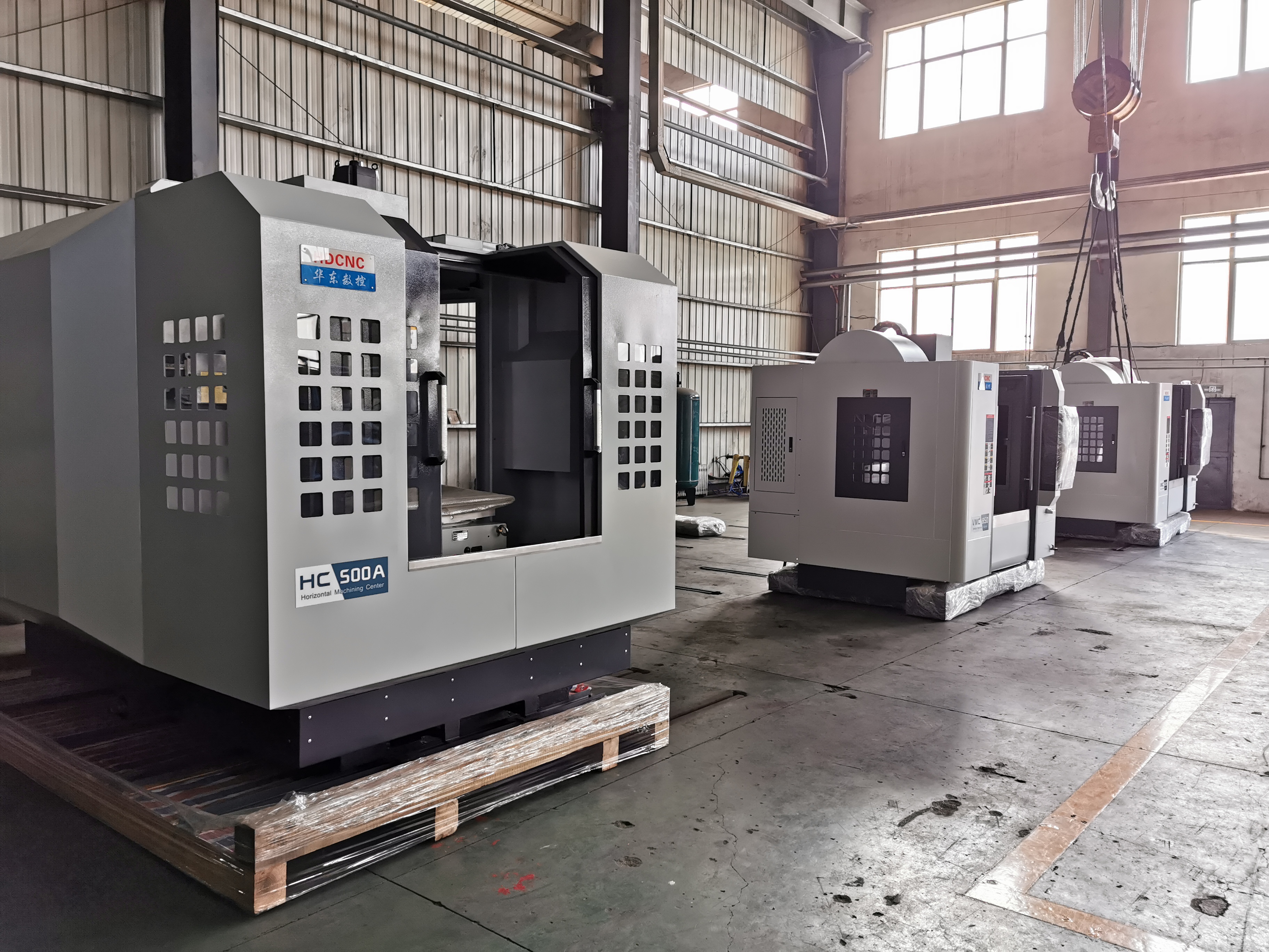 華東數(shù)控生產(chǎn)出的新型通用小型機(jī)床外觀和質(zhì)量都較過(guò)去提升了許多 王僖 攝.jpg